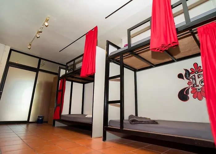 Pomme Brewhouse Hostel *